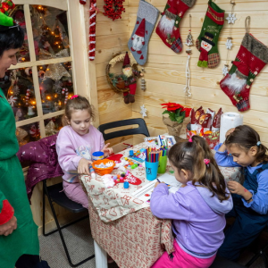 Îți poți meșteri singur podoabele de sărbători la Atelierul Spiridușilor din cadrul West Side Christmas Market