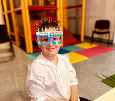 La mulți ani, Eric! – un copil din Sectorul 6 își serbează ziua de naștere la Centrul de Zi „Sfântul Andrei”