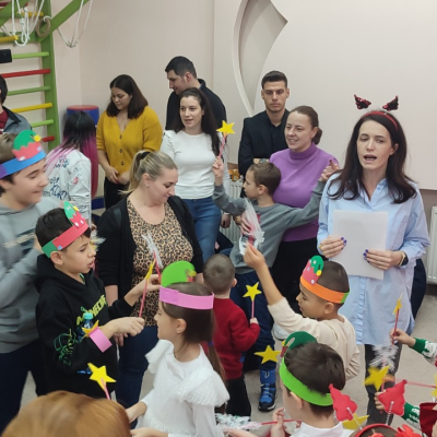 ”Poveste de Crăciun” – copiii cu dizabilități din Sectorul 6 au primit darurile Moșului