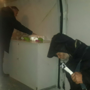 Persoanele defavorizate primesc adăpost, hrană caldă şi haine în Sectorul 6
