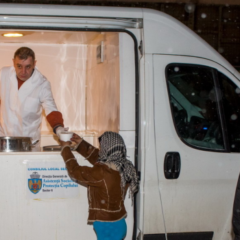 Persoanele fără adăpost primesc hrană caldă și cazare în centrele de asistență socială din Sectorul 6