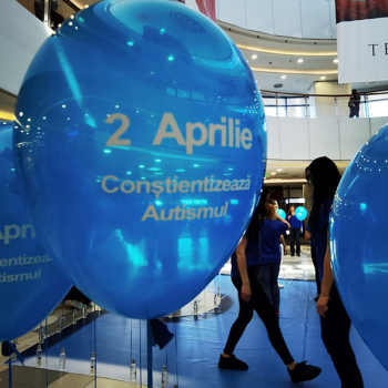 La Plaza România albastrul a îmbrăcat baloane, tricouri și decoruri, cu ocazia Zilei Internaționale de Conștientizare a Autismului