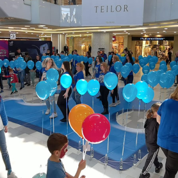 La Plaza România albastrul a îmbrăcat baloane, tricouri și decoruri, cu ocazia Zilei Internaționale de Conștientizare a Autismului