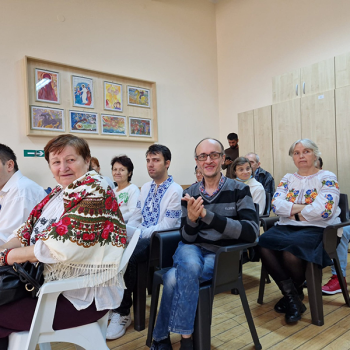 Beneficiarii centrelor sociale din Sectorul 6 au întâmpinat Ziua Națională a României cu dansuri, cântece și poezii