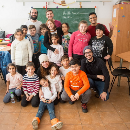 Copiii din Sectorul 6 au fost vizitați de voluntari din Brazilia, Finlanda și Mexic