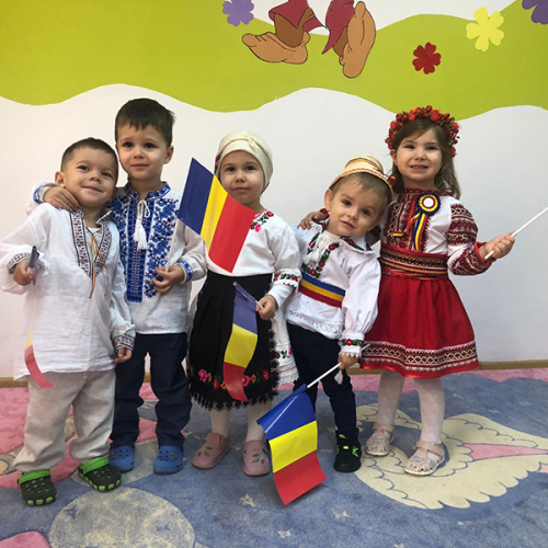 Beneficiarii centrelor sociale din Sectorul 6 au întâmpinat Ziua Națională a României cu dansuri, cântece și poezii